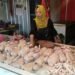 Nur Misnatin pedagang ayam pasar relokasi Kota Batu (rul)