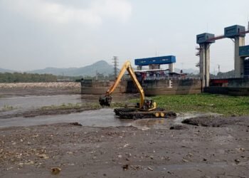 Proses pengerukkan Waduk Sengguruh oleh Perumda Jasa Tirta (PJTI) Senin (19/6/2023