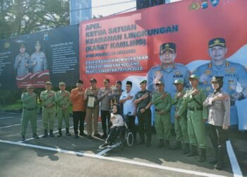 Pemberian Trophy Juara Lomba Satkamling 2023 Oleh Polresta Malang Bersama Walikota Malang Sutiaj (cw1)