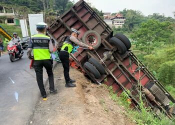 Jurang Susuh Kota Batu, kembali meminta korban. Kali ini truk bermuatan ratusan galon air mineral terguling masuk ke jurang, sekitar pukul 13:30 WIB, Senin (26/6/2023).