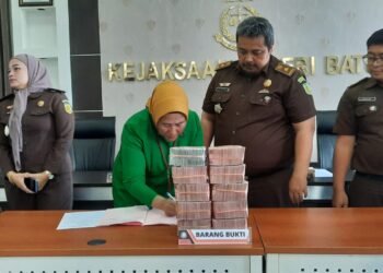 Kejari Kota Batu menerima pengembalian uang dari Bank Jatim. ( ist)