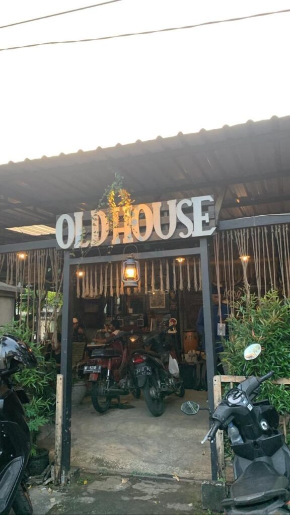 Gaes !!! Mengusung Konsep Retro Antik, Oldhouse Café jadi Tempat Wajib Dikunjungi