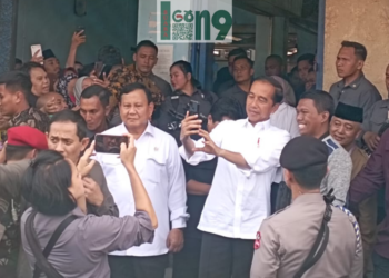 Presiden RI Joko Widodo (Jokowi) saat meninjau pedagang di Pasar Rakyat Bululawang. ( suara gong/nif)