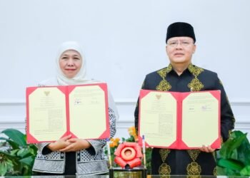 Mengawali misi dagang dan ivestasi di Bengkulu, Gubernur Jawa Timur menandatangani Nota Kesepahaman atau MoU di Ruang Garuda,