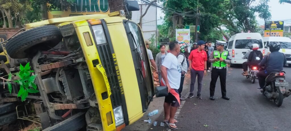 Laka Lantas akibat jalan menanjak kembali terjadi, Sabtu. Kali ini, truk muatan batu bata terguling di Kecamatan Junrejo, Kota Batu.