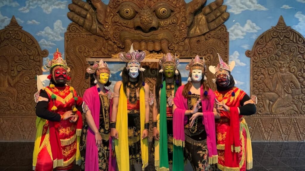 Untuk menjaga kelestarian budaya dibidang Seni Topeng Malangan, mahasiswa UMM Prodi Ilmu Komunikasi menggelar kampanye kebudayaan di Medsos.