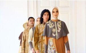 Gaes !!! Ini Patut Dicontoh, Desainer Lia Afif Sulap Batik Lokal Jadi Busana Muslim Anggun