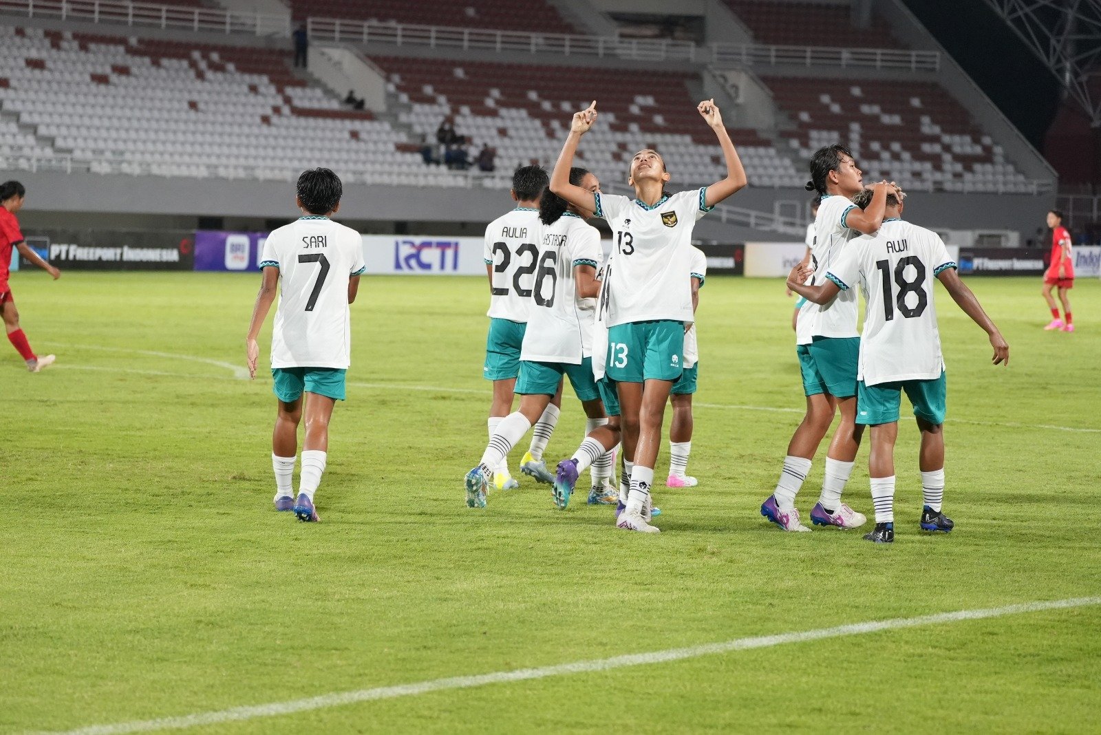 Capaian itu membuat Timnas Indonesia, Putri U-19 semakin kokoh di puncak klasemen sementara grup A. Baca selengkapnya.....