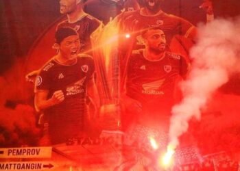 Aksi dua kelompok supporterPsm Makassar dan Dewa United yang terlibat saring serang dan saling lempar......