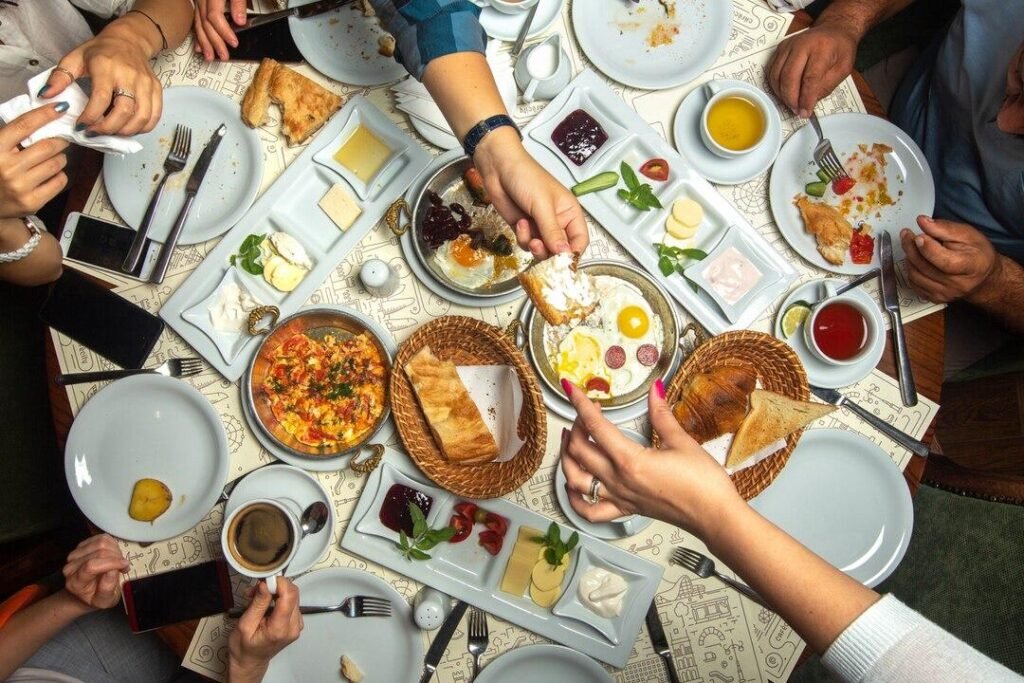 Pernahkah kamu mendengar bahwa terdapat larangan untuk makan saat sudah larut malam? Bukan tanpa alasan,
