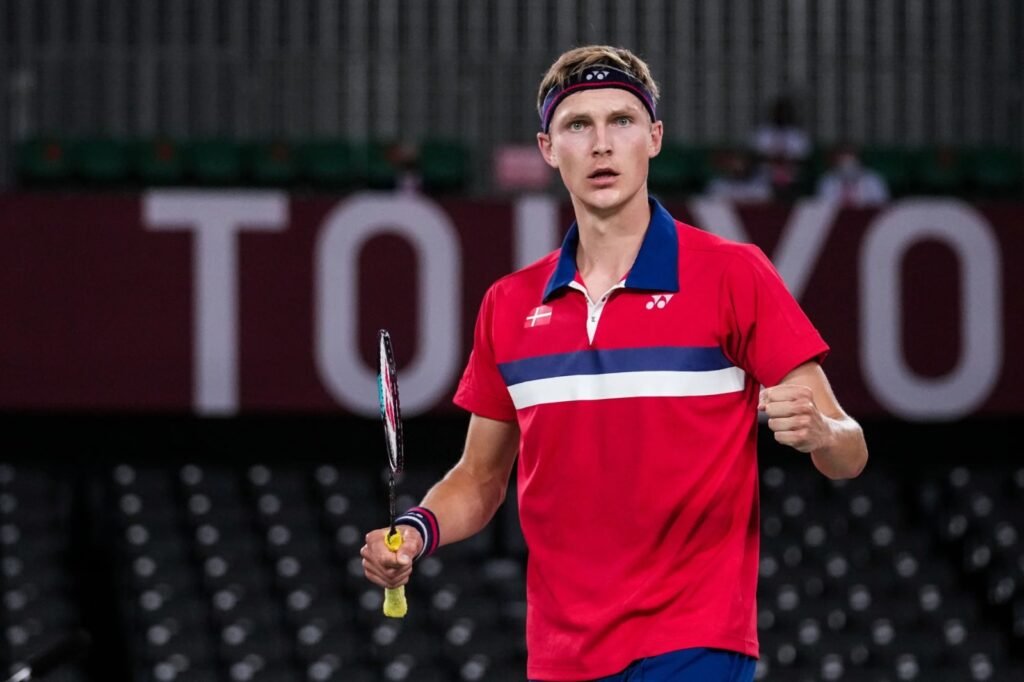 Viktor Axelsen melakukan protes terbuka pada Badminton World Federation, karena kewajiban membayar denda dan prize money dari Indonesia Open.