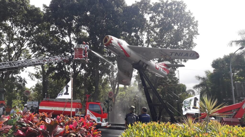 Gaes !!! Biar Kinclong Lagi, Monumen MiG-17  Dibersihkan