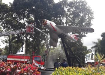 Proses pembersihan pesawat jet tempur MiG-17 di Jalan Sultan Agung Kota Batu. ( ist)