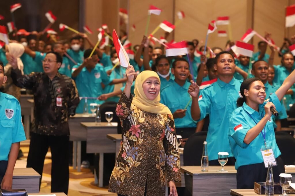 Khofifah Indar Parawansa melepas siswa Afirmasi Pendidikan Menengah (Adem) kepada Lembaga SMA-SMK penerima program ADEM Papua di Jawa Timur