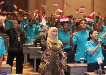 Khofifah Indar Parawansa melepas siswa Afirmasi Pendidikan Menengah (Adem) kepada Lembaga SMA-SMK penerima program ADEM Papua di Jawa Timur