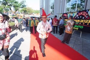 Gaes !!! Kenakan Pattonro Pj Wali Kota Batu, Berada di Tengah-tengah Pembukaan Rakernas APEKSI XVI