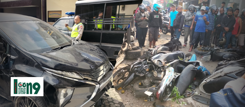 Akibatnya, dua orang pengendara yakni Honda Beat N 5093 FK yang dikendarai Deby Arianti warga Sumberpucung alami patah tulang kaki kiri.