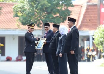 Wakil Walikota Malang Ir H Sofyan Edi Jarwoko menerima penghargaan dari Kapolda Jatim. (Ist)