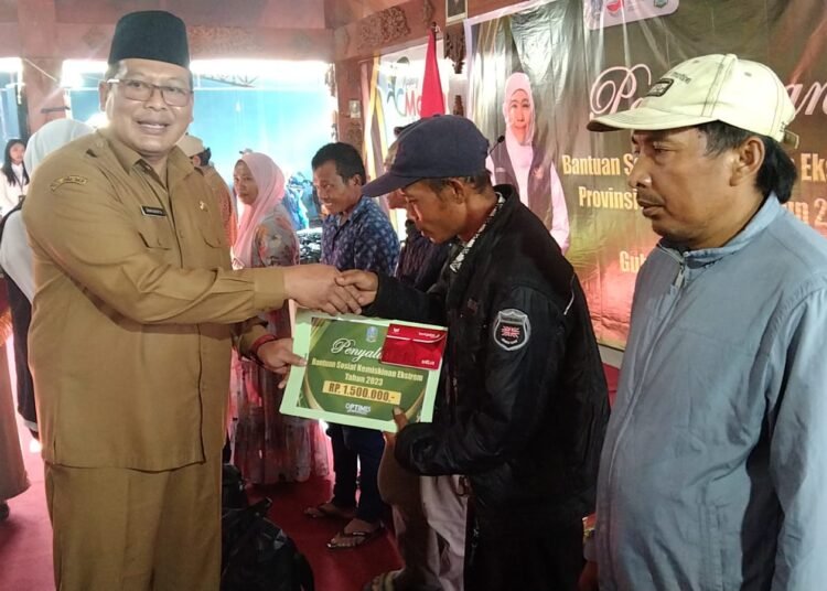 Dalam rangka penyerahan bantuan sosial. Hal itu dilakukan untuk mengurangi keluarga miskin di Kabupaten Malang.