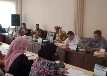 Pembahasan proyek pembangunan di ruang Komisi III DPRD Kota Probolinggo bersama OPD terkait