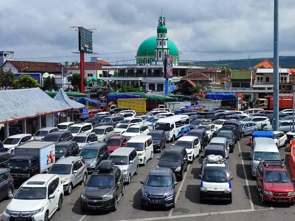 Gaes !!!! Parah Banget Antrian Kendaraan Di Pelabuhan Ketapang Capai 5 Kilometer