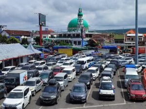 Gaes !!!! Parah Banget Antrian Kendaraan Di Pelabuhan Ketapang Capai 5 Kilometer