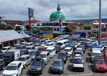 Ilustrasi Antrean kendaraan di jalan raya menuju pelabuhan Ketapang capai 5 kilometer. (Suaragong/Aras)