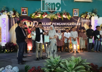 Pemdes Bulukerto membagikan sertifikat dari program PTSL. (ist)