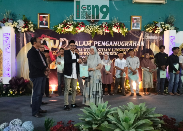 Pemdes Bulukerto membagikan sertifikat dari program PTSL. (ist)