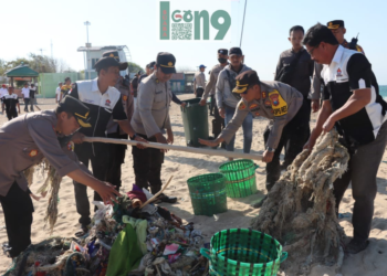 AKBP. Wadi Sa'bani, membersihkan sampah bersama warga. (Ist)