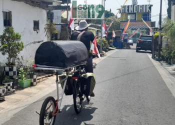 Bang Midun dengan sepeda kayuhnya berangkat ke Jakarta dari Kota Batu. ( suara gong/mf)