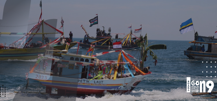 SEDEKAH BUMI: Bulan Shafar, nelayan Mayangan sedekah bumi lewat festival petik laut. (FOTO: Welly Sujono)