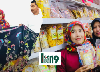 Salah satu pelaku UMKM Donomulyo Maju  menunjukan hasil produksinya. (ist)