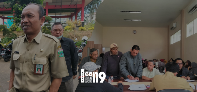 Pedagang Pasar Induk Among Tani Kota Batu mengambil nomor urut antrian untuk pengundian nomor bedak. (mf)