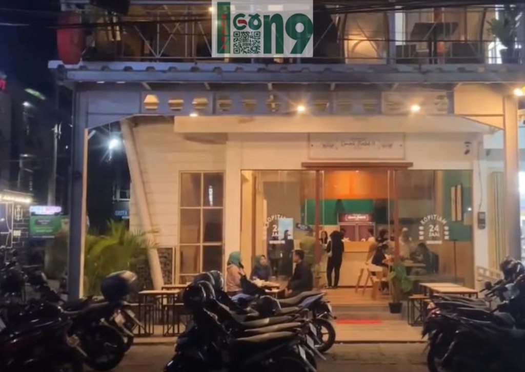 Suasana kopitiam khas Melayu, di Kota Malang, dihadirkan Omah Datok 24. Angka 24 dari nama kedai ini, menunjukkan waktu buka Kopitiam.
