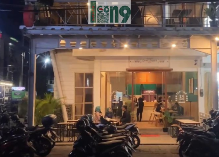 Suasana kopitiam khas Melayu, di Kota Malang, dihadirkan Omah Datok 24. Angka 24 dari nama kedai ini, menunjukkan waktu buka Kopitiam.