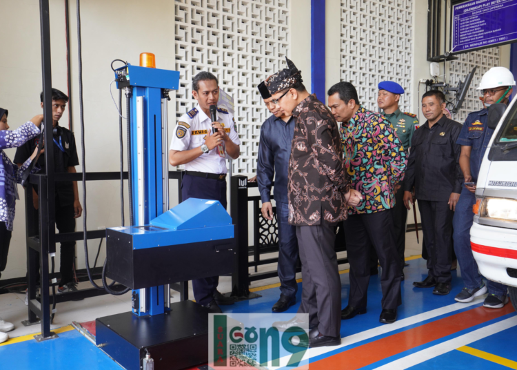 Pj Walikota Batu Aries Agung Paewai melaunching UPT Uji Berkala Kendaraan Bermotor di Desa Tlekung. ( ist)