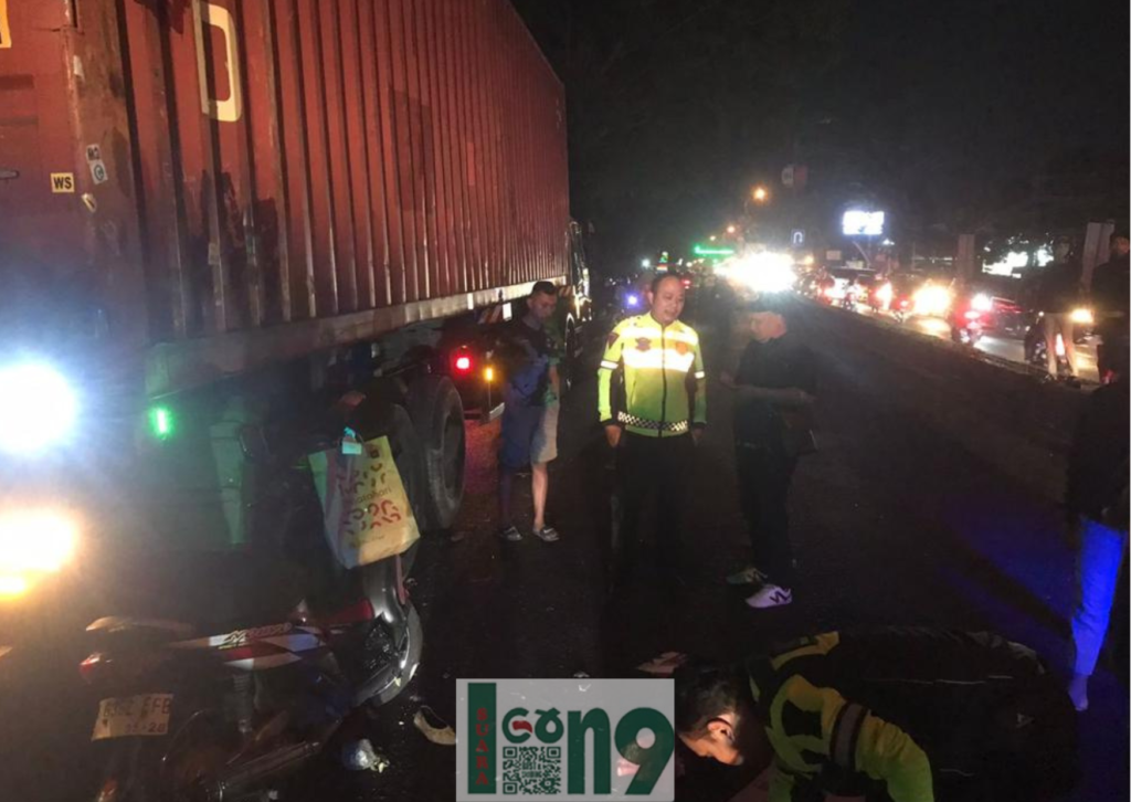 Kendaraan sepeda motor Yamaha Nouvo N-6362-EFB menabrak Truk Nissan Kontainer dari arah belakang yang berakibat dua orang meninggal dunia.