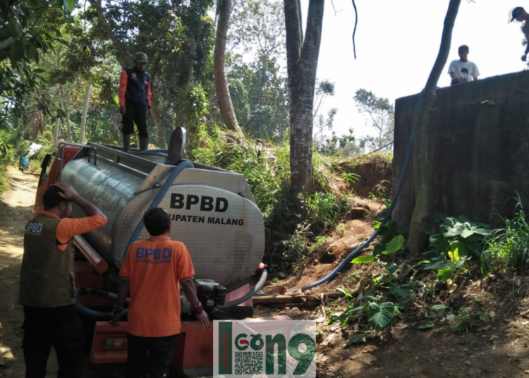 Proses pendistribusian air bersih ke warga. (Dokumen BPBD Kabupaten Malang)