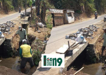 Warga membangun ulang pembatas jembatan yang dibongkar warga (ist)