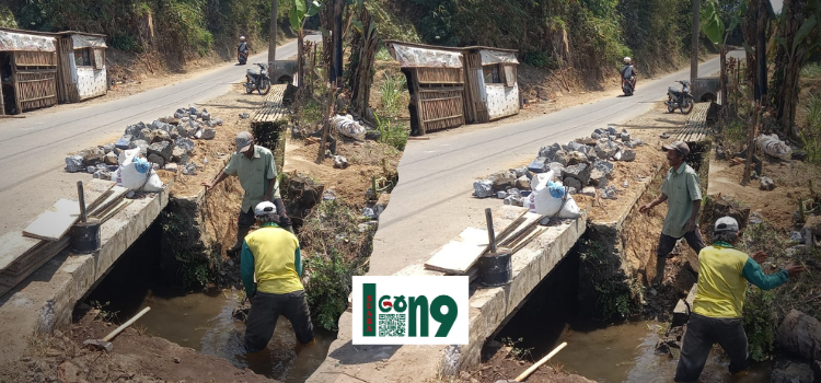 Warga membangun ulang pembatas jembatan yang dibongkar warga (ist)