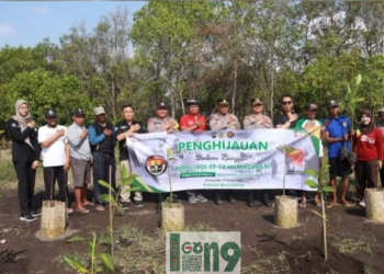 Jajaran Polresta Banyuwangi, bersama masyarakat  gelar penanaman bibit pohon mangrove di pantai Cemara, Jumat (13/10/2023)(Gong 2000/Kamayel Zabir Bachtiar).