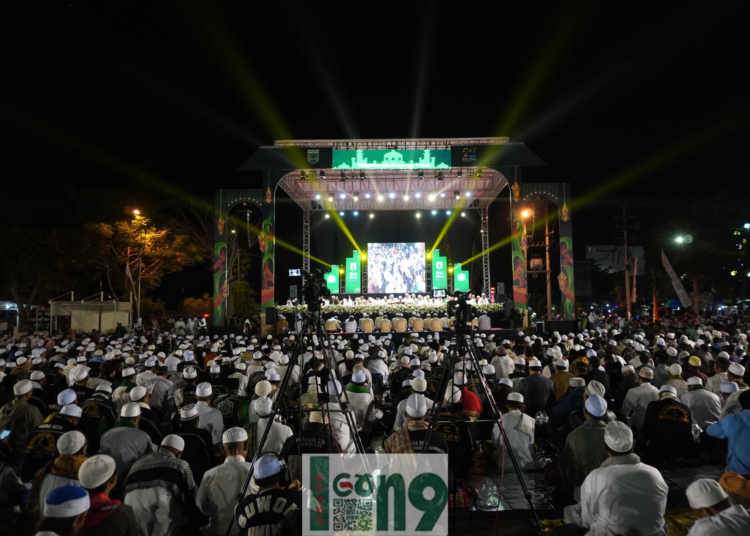 Jamaah Maulid Wa Ta'lim Riyadlul Jannah bersholawat di halaman gedung Balai Kota Among Tani, Kota Batu kemarin malam. (ist)