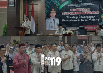 Pj Wali Kota Malang, Wahyu Hidayat berikan arahan terkait strategi penaganan Kemiskinan Di Kota Malang bersama Dinsos P3AP2KB dan jajaran pejabatnya.(MemoX/fat)