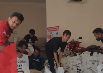 PT Raja Muda Gemilang, penyuplai utama bahan bakar biomassa membagikan ratusan paket sembako bagi masyarakat sekitar kawasan PLTU Paiton.