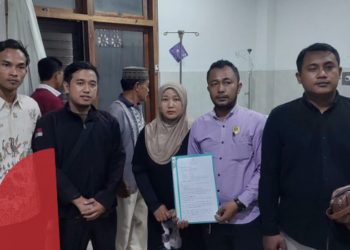 Tim kuasa hukum korban diduga kasus perundungan berujung penganiayaan bersama salah satu tim TRC PPA Polresta Banyuwangi, saat menjenguk korban di Rumah Sakit, Senin (16/10/2023)(Suara gong/Hafid Bahtiar)