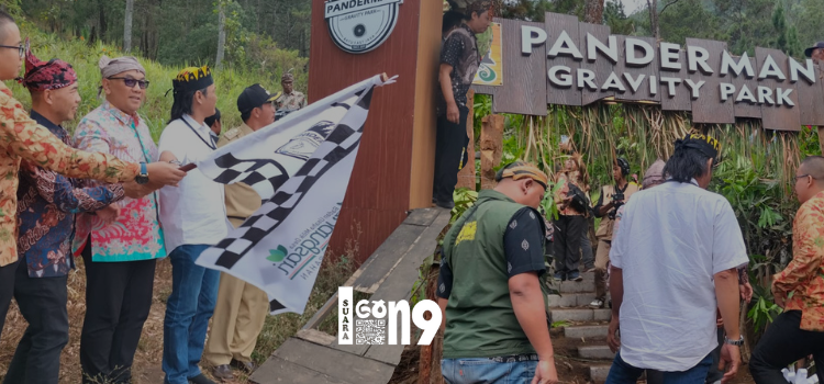 Saat pelepasan Tim Downhill Panderman Gravity Park di Desa Pesanggrahan.