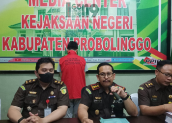 Penyidik Kejari Kab Probolinggo memberikan keterangan pers soal kasus G Bromo. (ist)