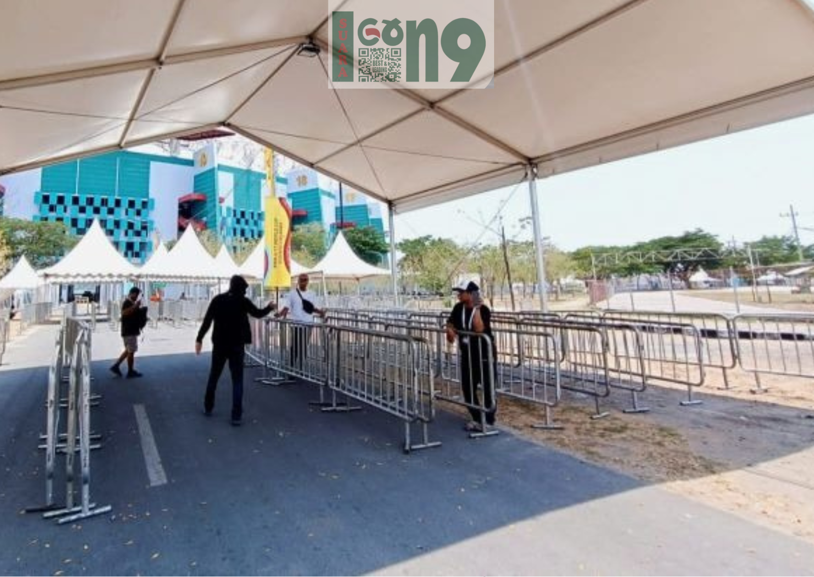 Jelang bergulirnya ajang Piala Dunia U-17 2023, pintu masuk Stadion Gelora Bung Tomo, menggunakan penjagaan tiga lapis.