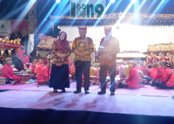 Bupati Malang M Sanusi memberikan sambutan sebelum acara wayang kulit di mulai.(suara Gong)